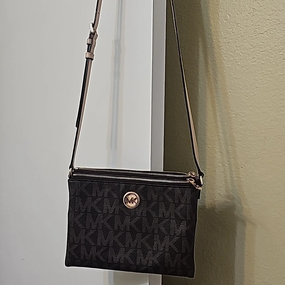 Small mk crossbody Bag - Picture 2 of 11